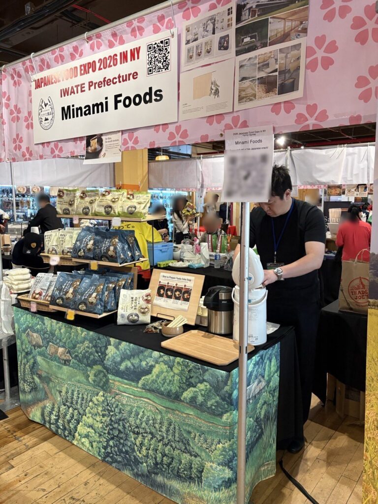 スープを並べたミナミ食品のブース