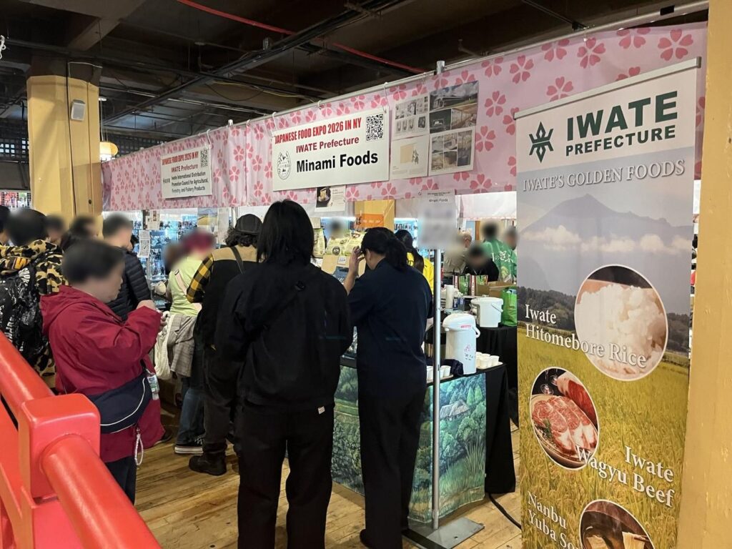 岩手県ブースの前に集まる来場者