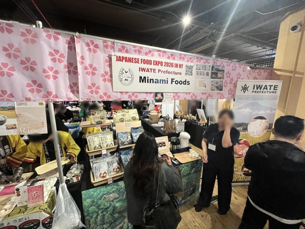 桜柄の幕の下、ミナミ食品の看板とスープの売場