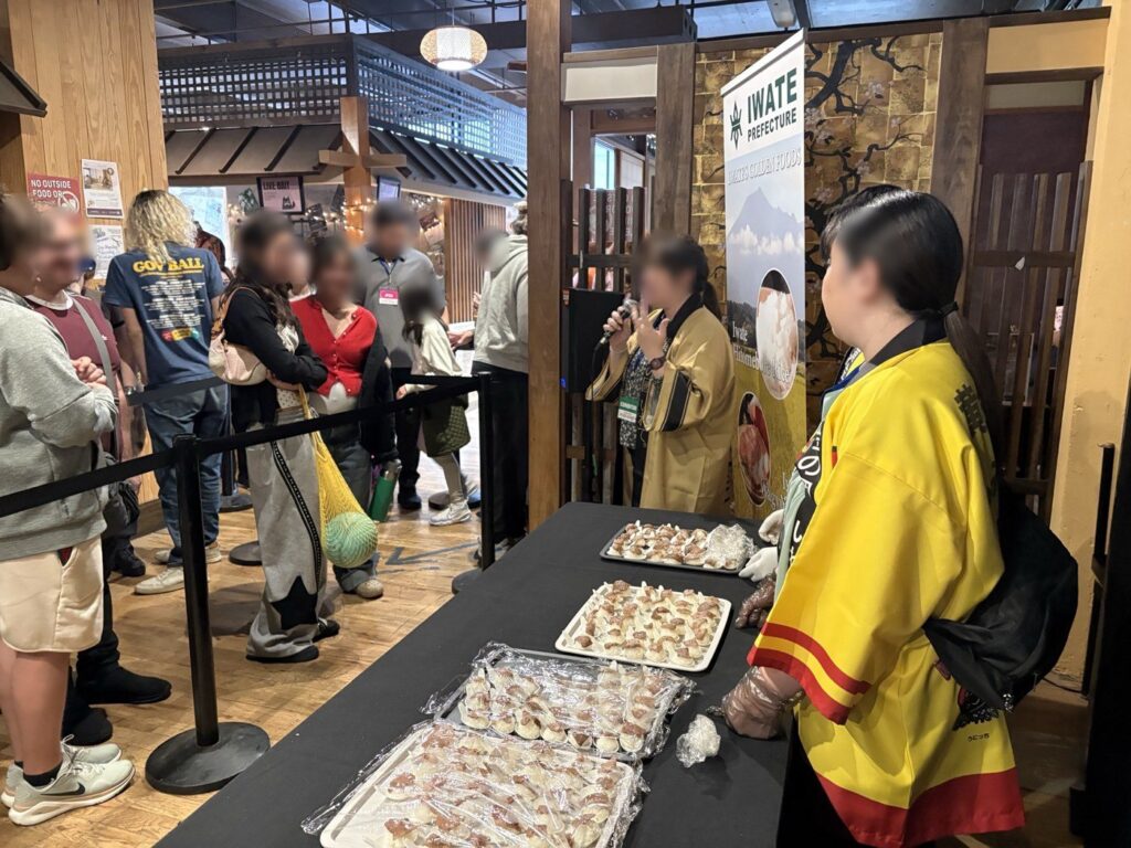 マイクで岩手の食を紹介するプレゼンテーション